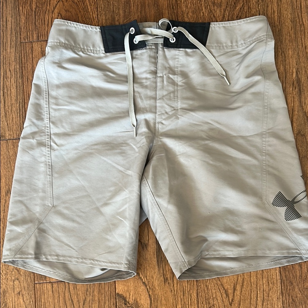 Under Armour Grey Loose heatgear Shorts with Black Waistband Detail
